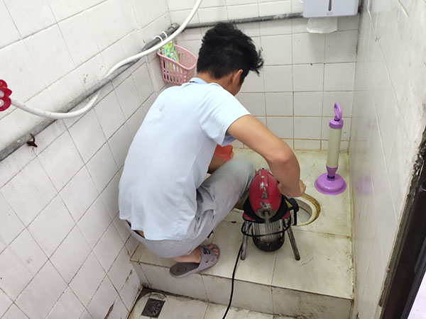 志仲镇管道堵塞冒臭气 专业师傅现场解决问题