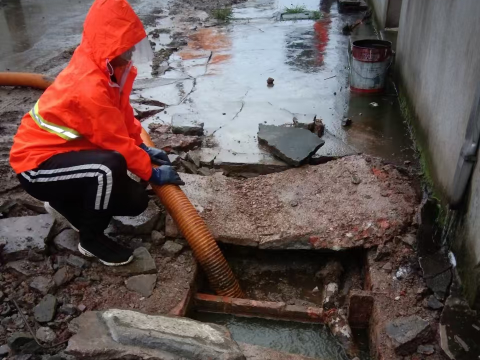 志仲镇专业清理污水池 炜誉市政以规范流程守护城市 “肠道”