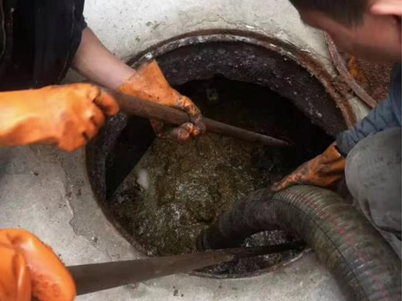 志仲镇清理化粪池时如何避免沼气的危害？